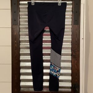 Gap Gapfit gfast leggings navy blue; flower stripe pattern. Medium